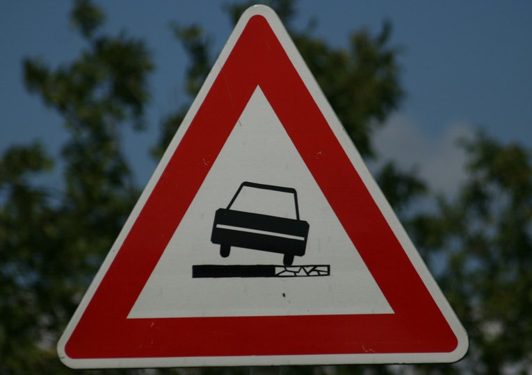 Gefahrenschild Auto unbefestigte Bankette - Slowakei