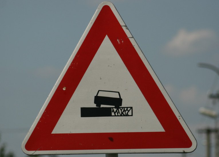 Gefahrenschild Auto unbefestigte Bankette - Slowakei 