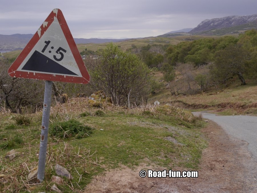 Gefahrenschild Isle Of Skye - Steile Straße