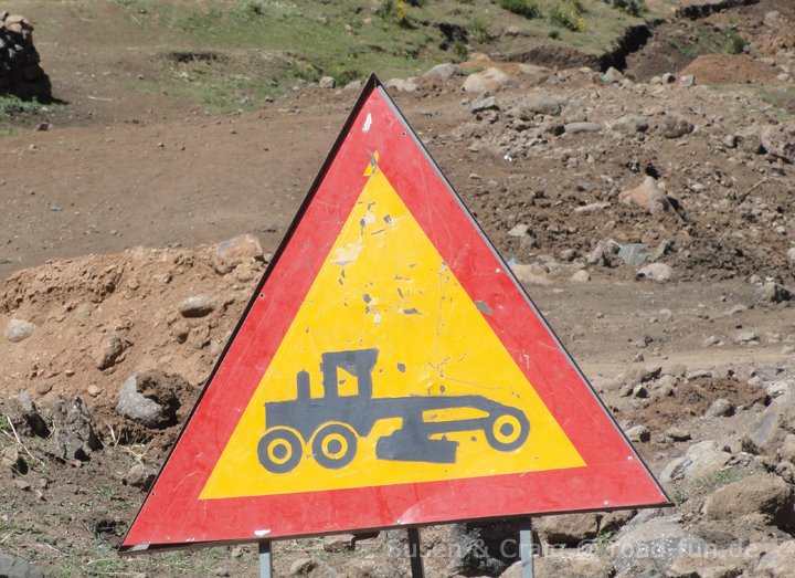 Gefahrenschild Lesotho - Baustellenfahrzeuge