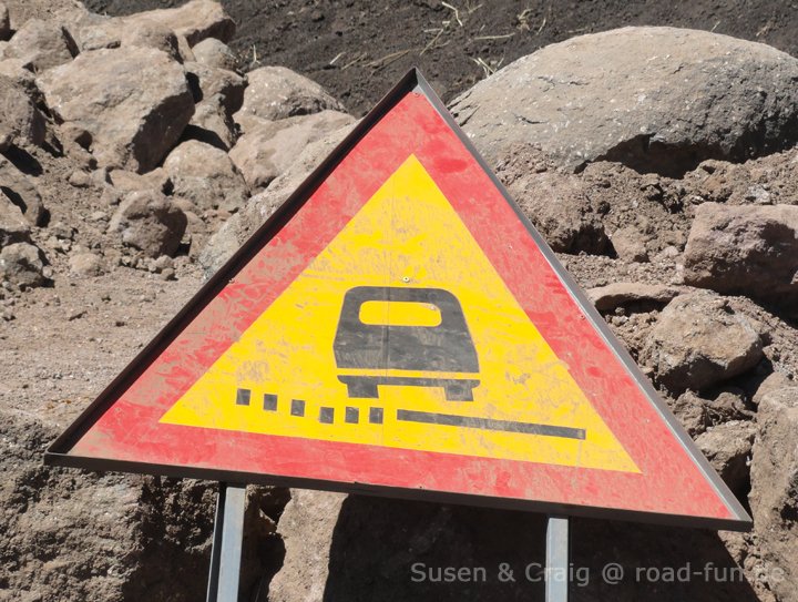 Gefahrenschild Lesotho - unbefestigte Straße