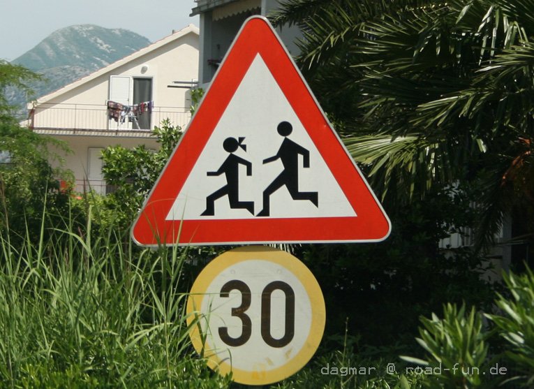 Gefahrenschild Montenegro - Kinder Schule (2)