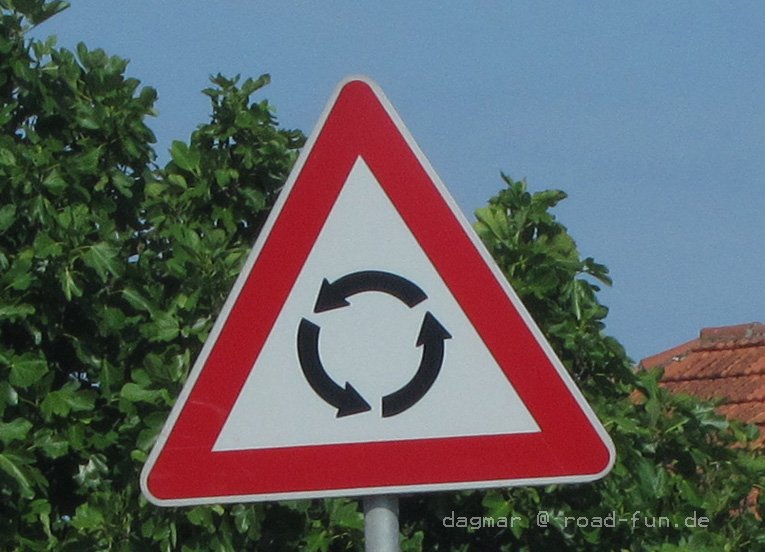 Gefahrenschild Montenegro - Kreisverkehr