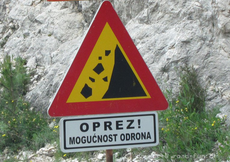 Gefahrenschild Montenegro - Steinschlag (1)