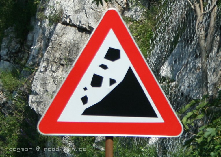 Gefahrenschild Montenegro - Steinschlag (4)