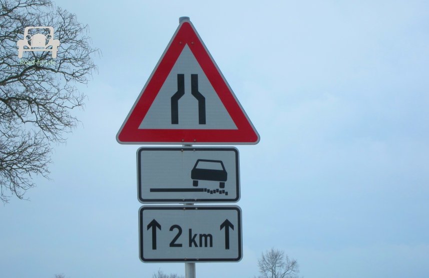 Gefahrenschild Strassenverengung mit Zusatzzeichen - Deutschland
