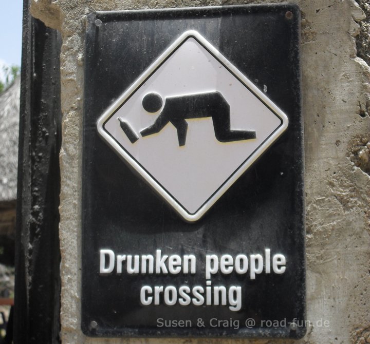 Hinweisschild Kenia - drunken people crossing