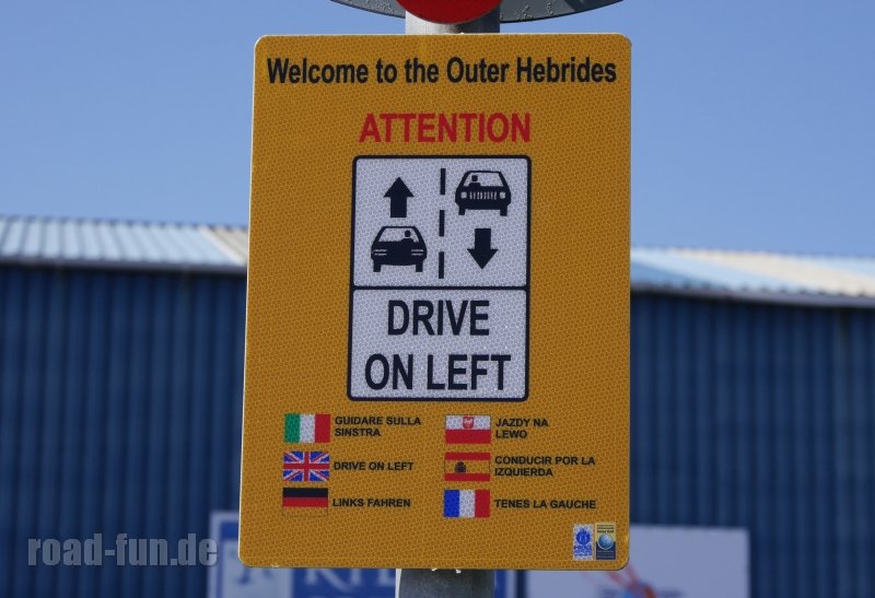 Hinweisschild Outer Hebrides, Schottland - Links fahren