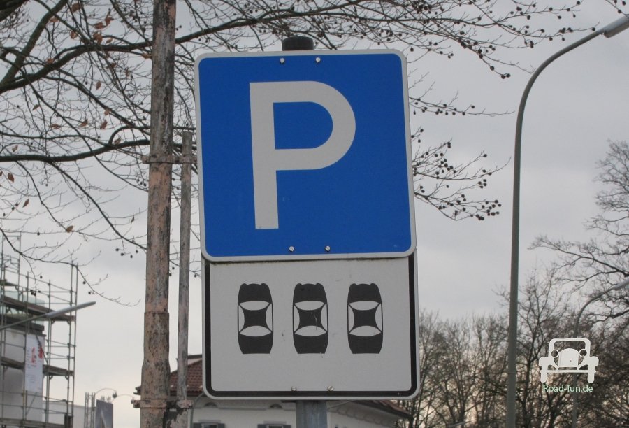 Hinweisschild Parken in der Reihe - Deutschland