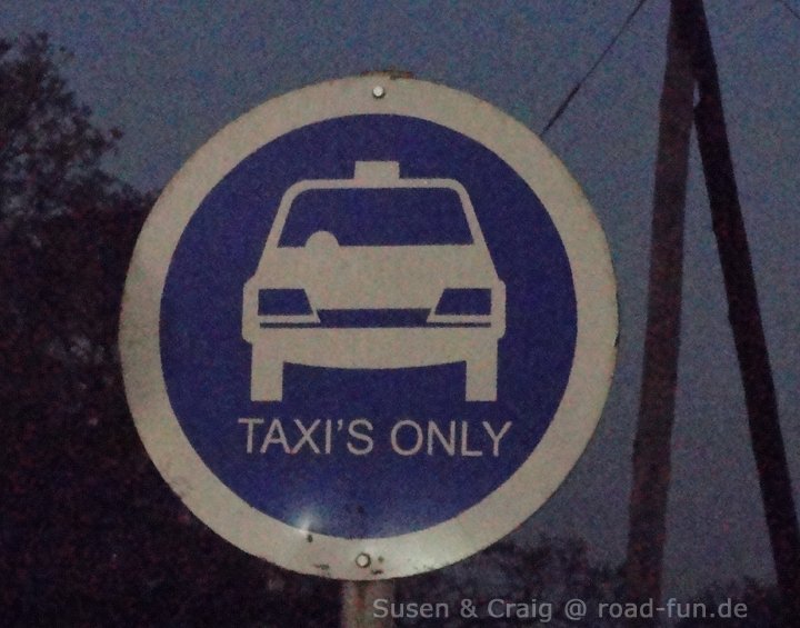 Hinweisschild Sambia - Straße frei für Taxis