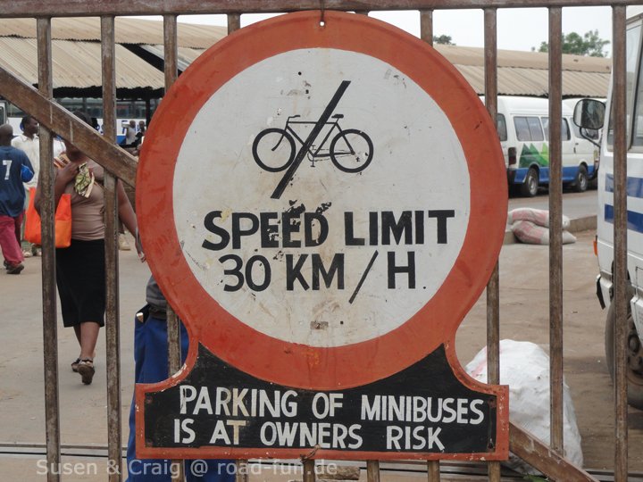 Verbotsschild Malawi - Keine Durchfahrt für Fahrradfahrer