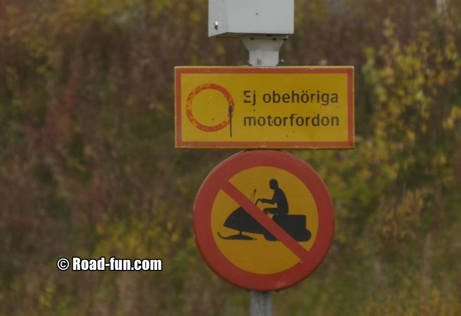 Verbotsschild Schweden - Keine Durchfahrt Für Fahrzeuge Und Skooter
