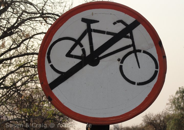 Verbotsschild Simbawe - Keine Durchfahrt für Radfahrer
