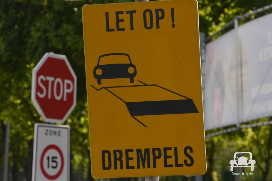 Verkehrsschild Gefahr Auto Hump - Niederlande
