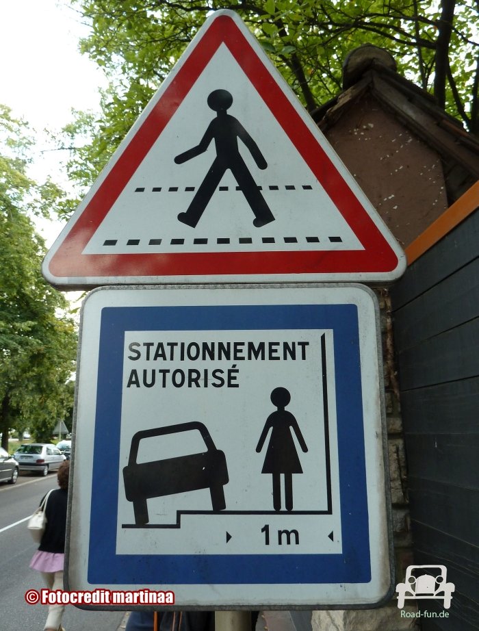 Fußgängerschild und Parkschild - Frankreich