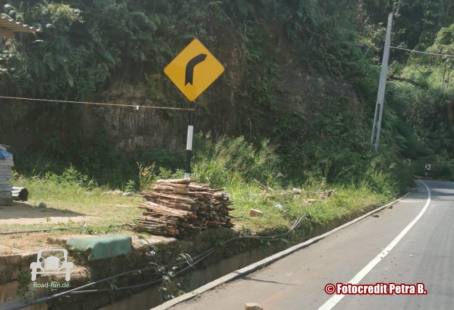 Verkehrsschild Gefahr Kurve - Sri Lanka 