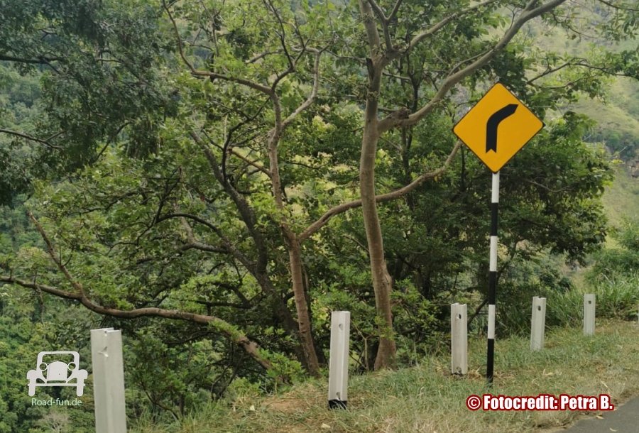 Verkehrsschild Gefahr Kurve Sri Lanka 