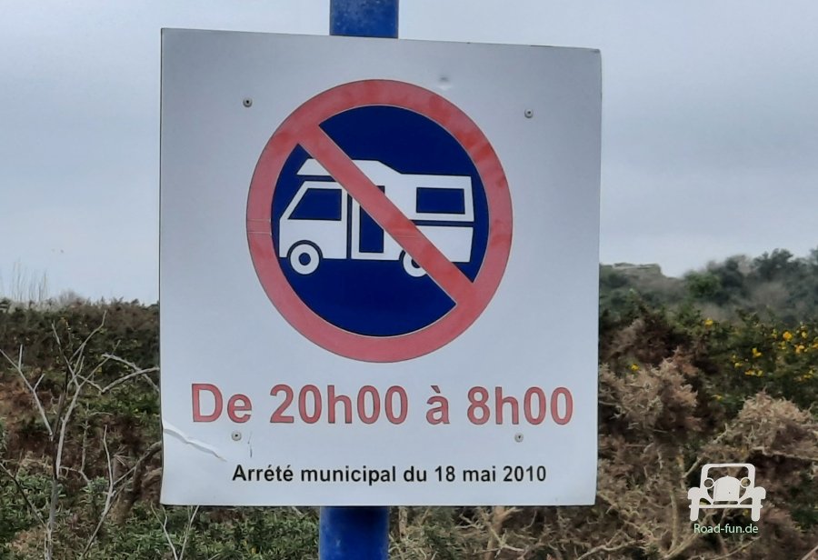 Verkehrsschild Parkverbot Caravan Frankreich 