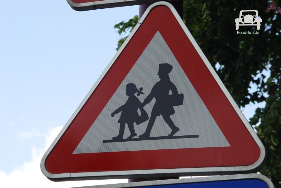 Verkehrsschild Strasse Gefahr Schule - Belgien