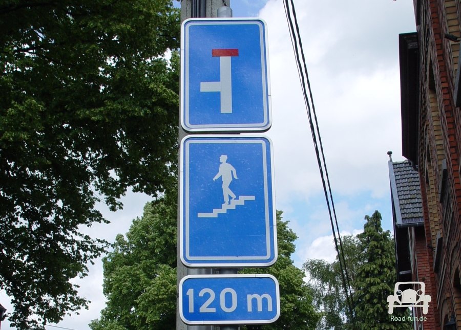 Verkehrsschild Strasse Hinweis Unterfuehrung - Belgien