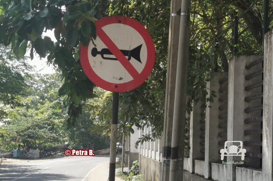 Verkehrsschild Strasse Verbot Hupen - Sri Lanka