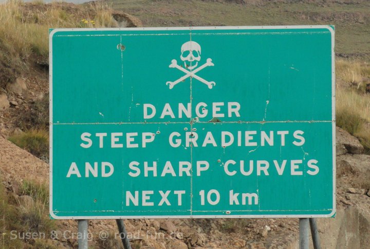 Warnschild Lesotho - steile Abgründe und enge Kurven