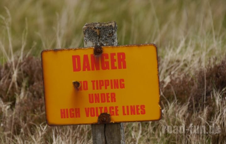 Warnschild äußere Hebriden - niedrig haengende Stromleitungen