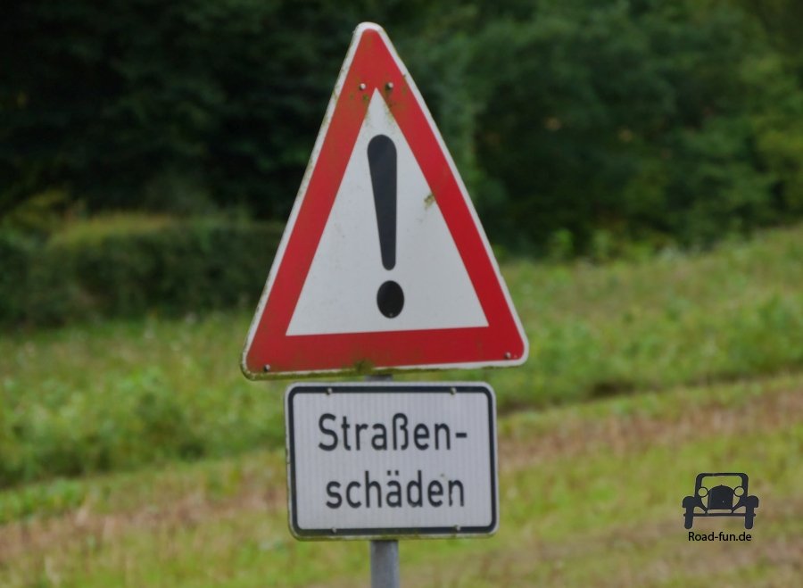 Zusatzschild Gefahr Straßenschäden - Deutschland