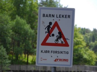 Gefahrenschild Norwegen - spielende Kinder, vorsichtig fahren
