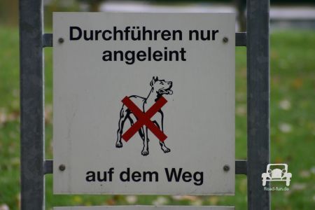 Hinweisschild Deutschland - Leinenpflicht für Hunde  