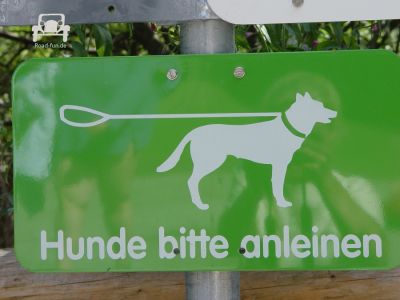 Hinweisschild Deutschland - Leinenpflicht für Hunde   