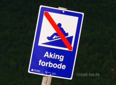 Hinweisschild Norwegen - Schlittenfahren verboten