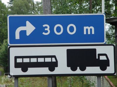 Hinweisschild Schweden - Parkplatz Bus / LKW