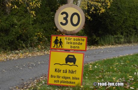 Hinweisschild Schweden - Fahrweise auf kaputter Strasse