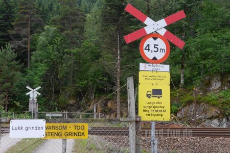 Hinweisschilder Norwegen - manueller Bahnübergang