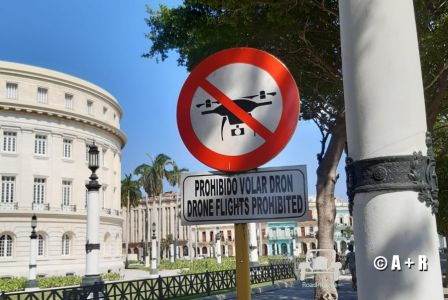 Verbotsschild Cuba - Drohnen (Parlamentsgebäude)