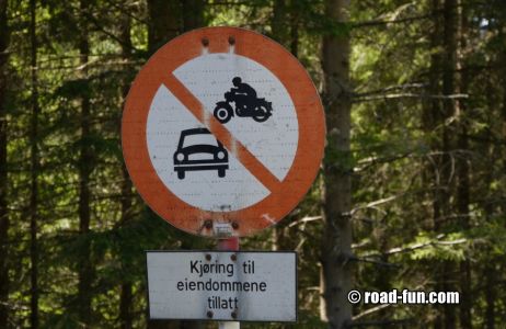 Verbotsschild Norwegen - Durchfahrt für Anwohner erlaubt