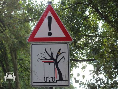 Verkehrsschild Deutschland Gefahr - Bäume