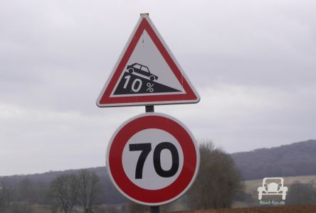 Verkehrsschild Gefahr Gefaelle Frankreich 