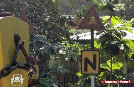 Verkehrsschild Gefahr Kurve - Sri Lanka   