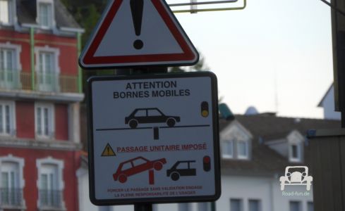 Verkehrsschild Gefahr Poller Frankreich 