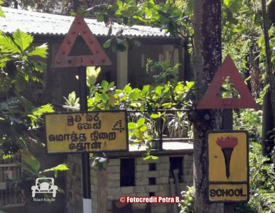 Verkehrsschild Gefahr Schule - Sri Lanka
