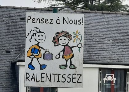 Verkehrsschild Hinweis Kinder Frankreich 