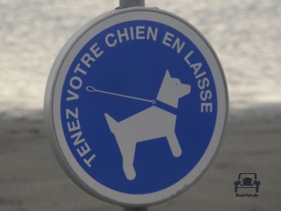 Hunde an die Leine - Hinweisschild Frankreich