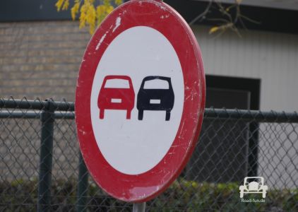 Verkehrsschild Verbot Auto Ueberholen - Niederlande 