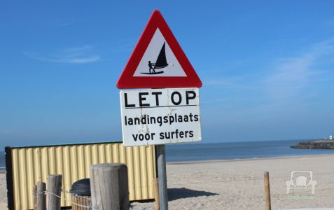 Verkehrsschild Wasser Gefahr Landungsplatz Surfer Niederlande 