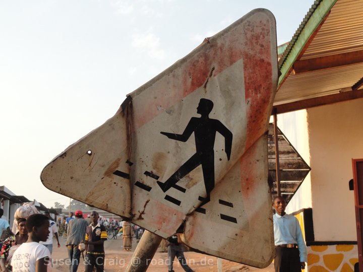 Gefahrenschild Burundi - Fußgänger
