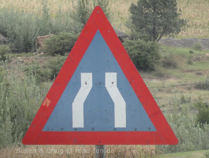 Gefahrenschild Lesotho - Straßenverengung