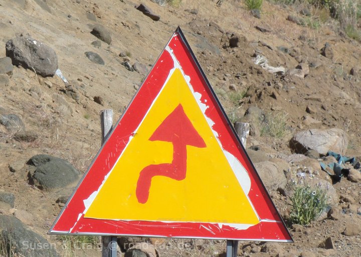 Gefahrenschild Lesotho - kurvige Straße