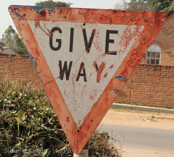 Gefahrenschild Malawi - Vorfahrt achten